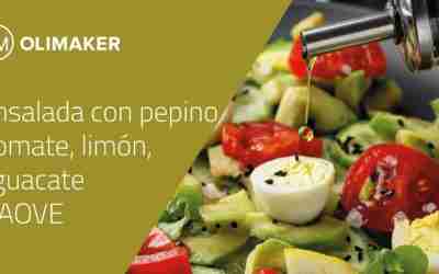¿Cómo preparar una ensalada con pepino, tomate, limón, aguacate y AOVE?